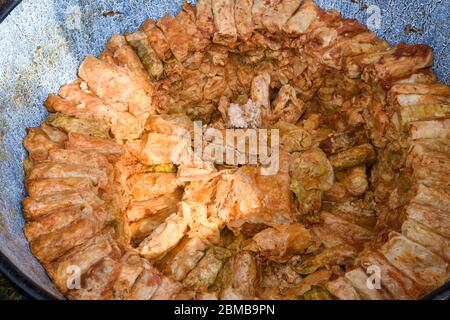 Rumänisches typisches Essen namens Sarmale. Kohlbrötchen mit Fleisch, Reis und Gemüse. Gefüllte Kohlblätter gefülltes Fleisch in einem traditionellen Topf. Ansicht von Stockfoto