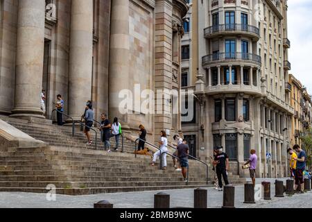 Barcelona, Spanien. Mai 2020. Menschenmenge, die während der Covid-Sperre in der Schlange an der Hauptpost in Barcelona steht Stockfoto