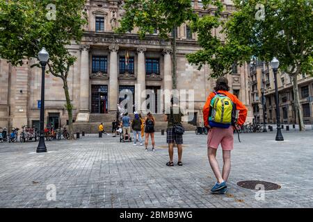 Barcelona, Spanien. Mai 2020. Menschenmenge, die während der Covid-Sperre in der Schlange an der Hauptpost in Barcelona steht Stockfoto