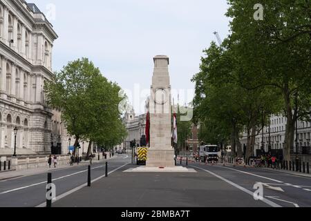 London, Großbritannien. Freitag, 8. Mai 2020. Ein Blick auf das Cenotaph in Whitehall, Foto aufgenommen zum 75. Jahrestag des VE-Tages. Fototermin: Freitag, 8. Mai 2020. Foto: Roger Garfield/Alamy Stockfoto