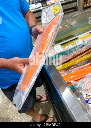 Orlando,FL/USA-5/3/20: Eine Anzeige von verschiedenen Fischen in der Seafood-Abteilung eines Whole Foods Market Lebensmittelgeschäft. Stockfoto