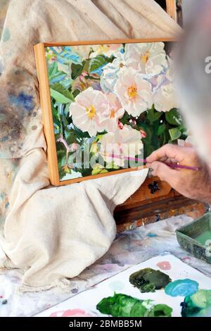 Ein Maler bei der Arbeit in seinem Atelier. Irland. Stockfoto