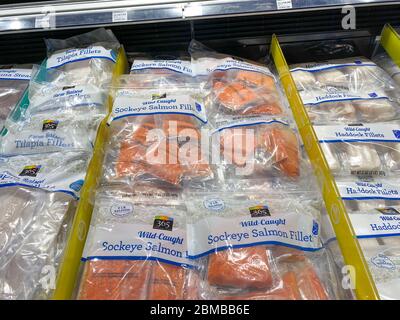 Orlando,FL/USA-5/3/20: Eine Anzeige von verschiedenen Fischen in der Seafood-Abteilung eines Whole Foods Market Lebensmittelgeschäft. Stockfoto