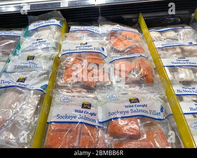 Orlando,FL/USA-5/3/20: Eine Anzeige von verschiedenen Fischen in der Seafood-Abteilung eines Whole Foods Market Lebensmittelgeschäft. Stockfoto