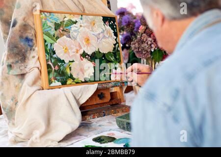 Ein Maler bei der Arbeit in seinem Atelier. Irland. Stockfoto