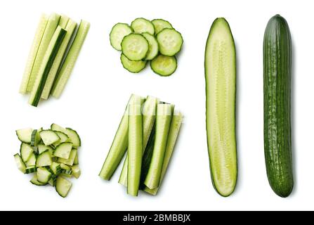 Frische ganze und geschnittene Gurke auf weißem Hintergrund isoliert. Draufsicht Stockfoto