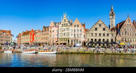 Gent, Belgien - 5. Mai, 2018: die Menschen entspannen sich am Ufer des Flusses Lys (Leie) auf Gras Quay (Graslei) und Weizen Quay (Korenlei). Skyline von Pres Stockfoto