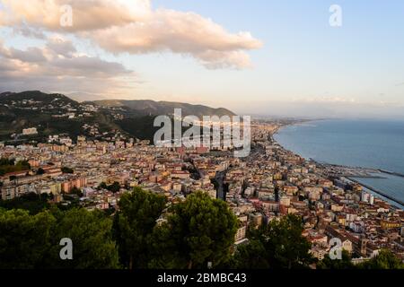 Panorama-Blick auf die schöne Stadt Salerno und seine Uferpromenade in Kampanien, Italien. Von diesem hohen Standpunkt aus kann man die ganze Stadt sehen Stockfoto