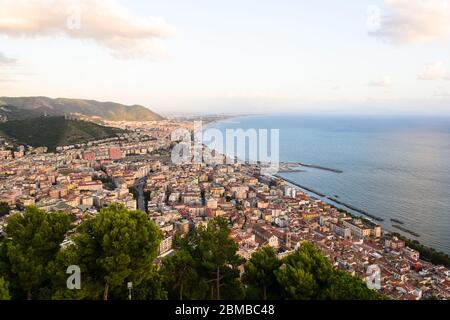 Panorama-Blick auf die schöne Stadt Salerno und seine Uferpromenade in Kampanien, Italien. Von diesem hohen Standpunkt aus kann man die ganze Stadt sehen Stockfoto