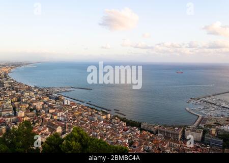 Panorama-Blick auf die schöne Stadt Salerno und seine Uferpromenade in Kampanien, Italien. Von diesem hohen Standpunkt aus kann man die ganze Stadt sehen Stockfoto