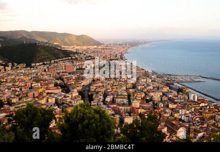 Panorama-Blick auf die schöne Stadt Salerno und seine Uferpromenade in Kampanien, Italien. Von diesem hohen Standpunkt aus kann man die ganze Stadt sehen Stockfoto