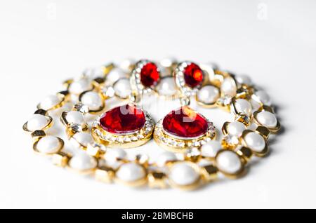 Nahaufnahme von Frau Armband und Ohrringe Schmuck auf weißem Hintergrund. Stockfoto