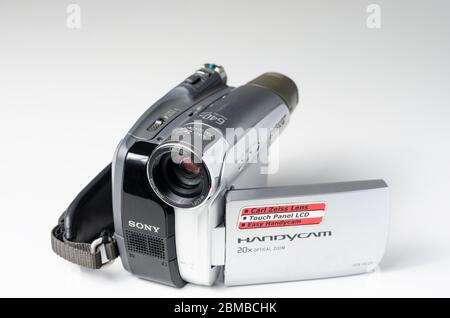 Rumänien -Mai 08,2020 : Nahaufnahme von gebrauchten alten Speicher Sony Camcorder , handycam auf weißem Hintergrund. Stockfoto