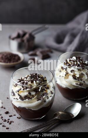 Zwei Gläser Schokoladencreme auf grauem Marmortisch Stockfoto