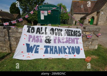 Bleiben Sie zu Hause VE Day 75. Jahr Feierlichkeiten in Großbritannien während der Covid-19 Sperrung. Residenz Tuffley in Gloucestershire, Gloucestershire, Großbritannien, feiert den 75. Jahrestag des Sieges von VE in Europa gegen die Nazis während des Zweiten Weltkriegs. Heute markiert der 8. Mai 2020 das Ende des Krieges in Europa. Foto, ein Banner vor einem lokalen Kirchensaal. Von Gavin Crilly Photography, KEIN VERKAUF, KEINE SYNDIZIERUNG Kontakt für weitere Informationen Mob: 07810638169 Web: www.pressphotographergloucestershire.co.uk email: gavincrilly@gmail.com das fotografische Copyright (© 2015) ist ausschließlich Stockfoto