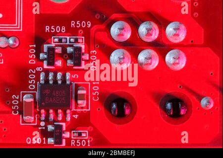 Elektronische Leiterplatte in rot mit elektronischen Komponenten von oben betrachtet Stockfoto