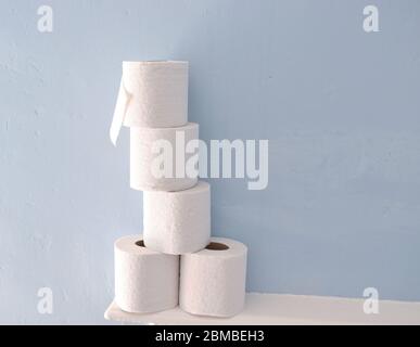 Toilettenpapier Rollen auf blauem Hintergrund. Stockfoto