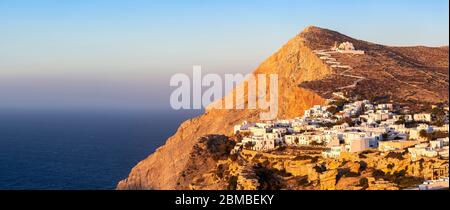 Panoramablick auf den Sonnenuntergang über den weißen Gebäuden der Gemeinde Folegandros, Kykladen Inseln Griechenland Stockfoto