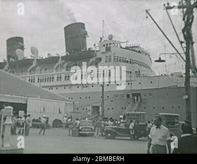 Vintage-Foto, das Schiff SS Queen of Bermuda in Hamilton, Bermuda am 31. Oktober 1955. Von einem Passagier, der von einem Kreuzfahrtschiff entbellen kann. QUELLE: ORIGINALFOTO Stockfoto