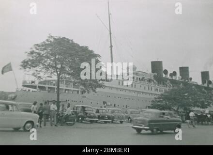 Vintage-Foto, das Schiff SS Queen of Bermuda in Hamilton, Bermuda am 31. Oktober 1955. Von einem Passagier, der von einem Kreuzfahrtschiff entbellen kann. QUELLE: ORIGINALFOTO Stockfoto