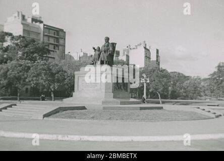 Vintage-Foto, Statue von José de San Martín mit seinen Enkelkindern in Buenos Aires, Argentinien, 6.–8. Juli 1955. Von einem Passagier, der von einem Kreuzfahrtschiff entbellen kann. QUELLE: ORIGINALFOTO Stockfoto