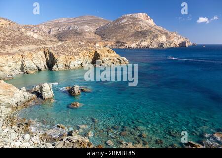 Blick auf die Küste und das Meer in der Nähe von Livadaki Beach, Folegandros, Kykladen Inseln, Griechenland Stockfoto