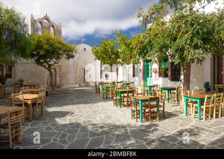 Hauptplatz mit Taverna und griechisch-orthodoxe Kirche, Folegandros, Kykladen-Inseln, Griechenland Stockfoto