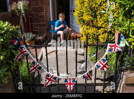 North Berwick, East Lothian, Schottland, Großbritannien. Mai 2020. VE Day Feiern: Rory, eine Grundschülerin, hebt am 75. Jahrestag des Sieges in Europa-Tages um 15 Uhr ein Glas Limonade während der Blockade der Coronavirus-Pandemie Covid-19 Stockfoto