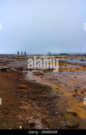 Rast Strokkur, ein Geysir im Haukadalur-Tal, einem geothermischen Gebiet am Fluss Hvítá an der Golden Circle Route im Südwesten Islands. Stockfoto