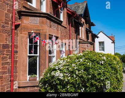 North Berwick, East Lothian, Schottland, Großbritannien. Mai 2020. VE Day Feiern: Ein viktorianisches Haus mit Apfenmalung am 75. Jahrestag des Sieges in Europa Stockfoto