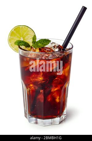 Ein Glas cuba Libre oder langer Iced Tea auf weißem Hintergrund isoliert Stockfoto