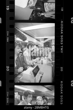 Oasis-Plattenunterzeichnung in der Virgin Megastore, Oxford Street, London vor der Veröffentlichung von definitiv Maybe. 29. August 1994 fotografiert von James Boardman. Stockfoto