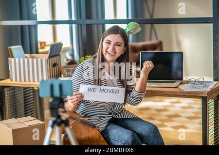 Dunkelhaarige hübsche junge Frau, die glücklich und aufgeregt ist Stockfoto