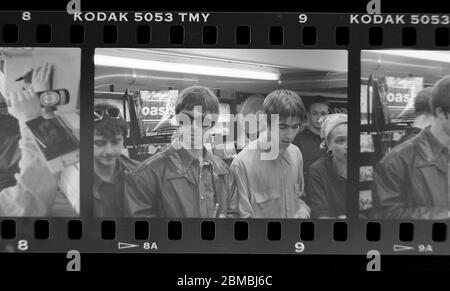 Oasis-Plattenunterzeichnung in der Virgin Megastore, Oxford Street, London vor der Veröffentlichung von definitiv Maybe. 29. August 1994 fotografiert von James Boardman. Stockfoto