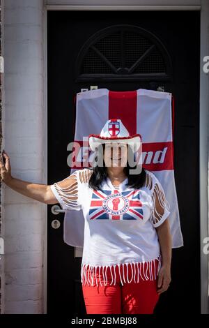 Manchester, Großbritannien. Mai 2020. Ancoats, ein Bewohner der Anita Street, feiert diesen Jahr VE Day. Heute jährt sich das Ende des Zweiten Weltkriegs zum 75. Mal, als Großbritannien und seine Verbündeten Nazi-Deutschland besiegten. Aufgrund der COVID-19 mussten die Feierlichkeiten dieses Jahr an soziale Distanzierungsmaßnahmen zum Schutz der Bevölkerung nach Todesfällen im Landkreis auf über 30000 angestiegen sein. Kredit: Andy Barton/Alamy Live News Stockfoto