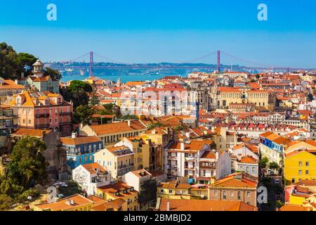 Panorama der Altstadt von Lissabon vom Aussichtspunkt Miradouro da Graca aus gesehen, Portugal Stockfoto
