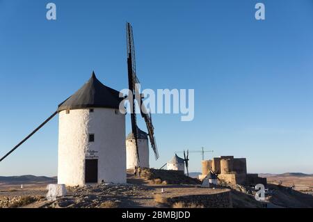 Windmühlengruppe in cerro Calderico, Consuegra, Toledo, Castilla-La Mancha, Spanien, warme Farbe der Sonnenuntergangssonne Stockfoto