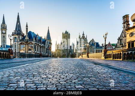 Gent, Belgien: Skyline der Stadt Wahrzeichen von St. Michael's Bridge bei wenig Licht gesehen bei Sonnenaufgang. Es gibt keine Personen, die Stockfoto