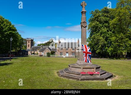 Dirleton Village, East Lothian, Schottland, Vereinigtes Königreich. Mai 2020. VE Day Feiern: Eine Union Jack Flagge drapierte über dem Kriegsdenkmal im Dorf grün auf dem 75. Gedenken an den Sieg in Europa Tag Stockfoto