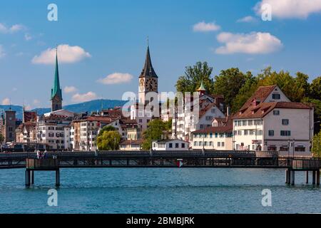 Berühmte Fraumünster und St. Peter Kirche und Limmat Altstadt von Zürich, der grössten Stadt der Schweiz Stockfoto