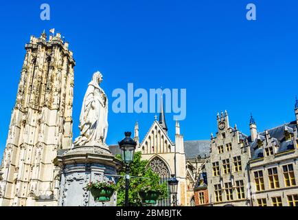 Mechelen, Belgien: Kathedrale des Heiligen Rumbold und Statue der Erzherzogin Margareta von Österreich, Herzogin von Savoyen Wahrzeichen Stockfoto