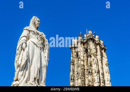 Mechelen, Belgien: Statue der Erzherzogin Margarete von Österreich und der Turm der Kathedrale von Saint Rumbold Stockfoto