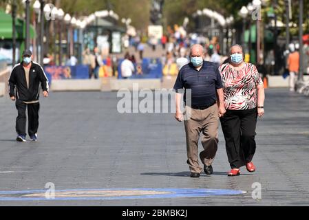 Die Menschen gehen entlang der Rambla Nova Straße und tragen Gesichtsmasken als vorbeugende Maßnahme während des Endes der Phase Zero Coronavirus (COVID-19).die Regierung von Katalonien hat das Gesundheitsministerium von Spanien gebeten, dass die Gesundheitsregionen von Les Terres de l'Ebre, Camp de Tarragona und Alt-Pirineu können am kommenden Montag, dem 11. Mai, in Phase 1 des Endes der Haft gehen. Stockfoto