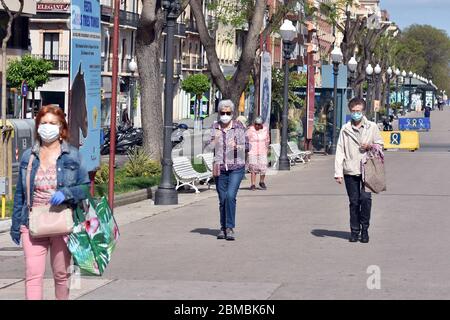 Die Menschen gehen entlang der Rambla Nova Straße und tragen Gesichtsmasken als vorbeugende Maßnahme während des Endes der Phase Zero Coronavirus (COVID-19).die Regierung von Katalonien hat das Gesundheitsministerium von Spanien gebeten, dass die Gesundheitsregionen von Les Terres de l'Ebre, Camp de Tarragona und Alt-Pirineu können am kommenden Montag, dem 11. Mai, in Phase 1 des Endes der Haft gehen. Stockfoto