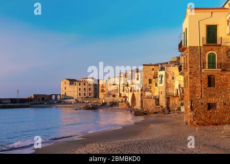 Leerer Sandstrand in der Altstadt von Küstenstadt Cefalu bei Sonnenuntergang, Sizilien, Italien Stockfoto