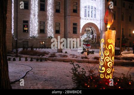 Die Weihnachtskerze mit dem Schnee auf dem Boden Stockfoto