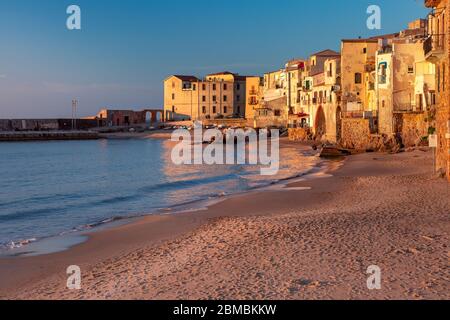 Leerer Sandstrand in der Altstadt von Küstenstadt Cefalu bei Sonnenuntergang, Sizilien, Italien Stockfoto