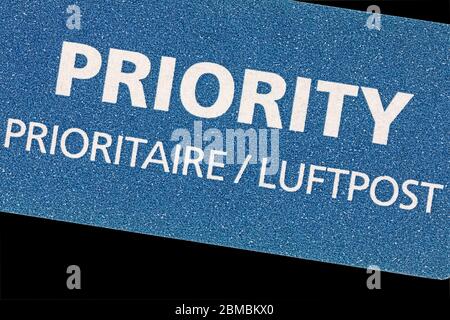 Weiße Buchstaben auf blauem Hintergrund isoliert auf schwarz Stockfoto