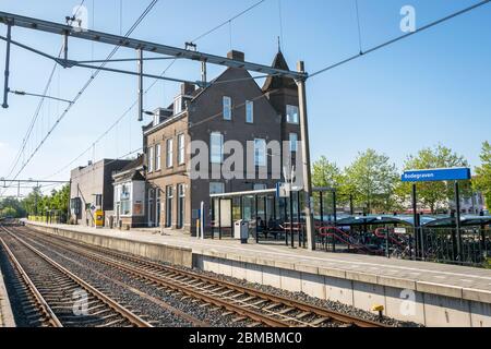 Landschaftlich schöner Bahnhof der kleinen Stadt Bodegraven, in der Nähe der Stadt Gouda, Niederlande. Stockfoto