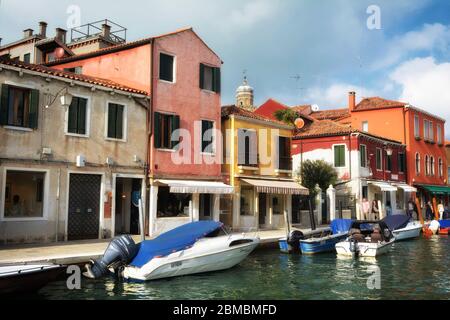 Kanal mit Booten und bunten Häusern auf der Insel Murano, Italien Stockfoto